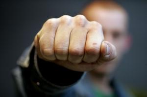Грабитель ударил продавщицу по голове и похитил деньги