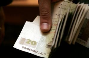 Мэры латвийских городов получают до 1326 латов