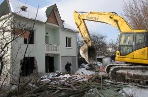 Американец снес свой дом, который хотели отобрать за долги