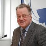 Гунтис Улманис помогает чинить крышу Рижского замка