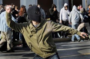 В Афинах манифестанты участвуют в столкновениях с полицией