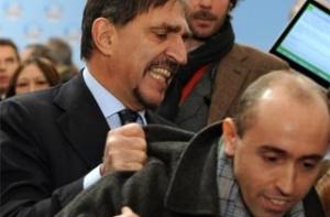 Министр обороны Италии напал на журналиста