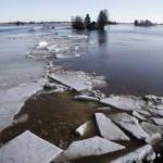 В Лиелупе паводок смыл пляж