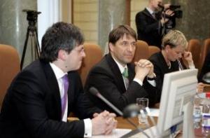 Опрос: жители не верят в правительство Домбровскиса