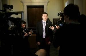 Пресс-конференция Домбровскиса началась с драки