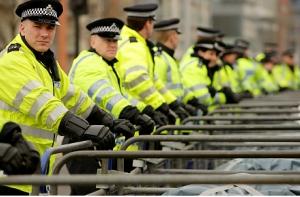 Британские полицейские имитируют ограбления