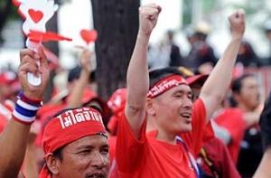 Ворота Дома правительства в Таиланде залиты кровью