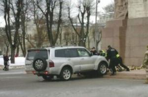 Заведено уголовное дело о наезде на памятник Свободы
