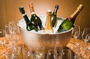 Женщин на 8 марта одаривали сластями и шампанским