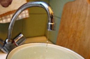 В Риге лопнул водопровод: многие дома остались без воды (дополнено)