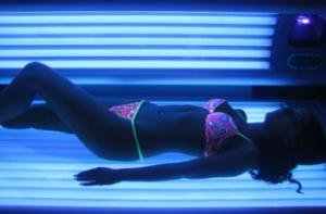 Молодежи запретят загорать в солярии