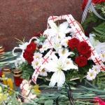 Президент зажег свечу у посольства Польши