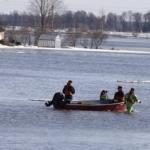 В дома, окруженные водой, доставляют продовольствие
