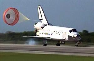 Шаттл Discovery приземлился на космодроме во Флориде