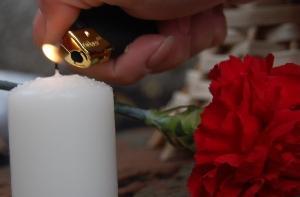 К посольству Польши латвийцы возлагают цветы