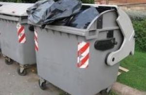 Два бомжа украли 6 запертых мусорников