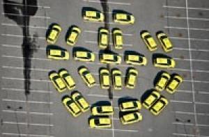 Smile Taxi подарила горожанам смайлик из автомашин