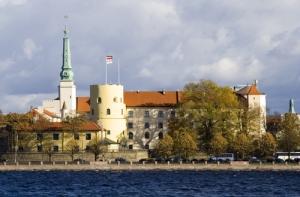 Прогулочный кораблик Jelgava врезался в Каменный мост (дополнено)