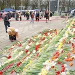 К памятнику Освободителям пришли тысячи людей (фото)