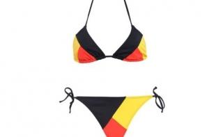 Выпущена коллекция купальников для футбольных болельщиц