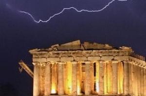 Греция получила первый транш кредита от ЕС и МВФ