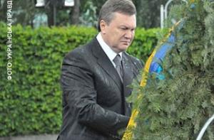 Выставленный на продажу венок Януковича был украден