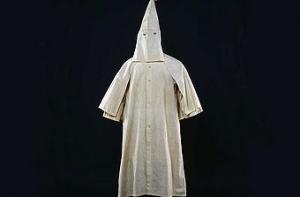 Школьники пришли на урок в балахонах «Ку-клукс-клана»