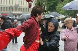 9 мая во Львове националисты топтались по красным знаменам