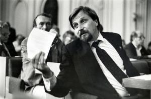 Голосовавших за независимость Латвии будут хоронить за госсчет