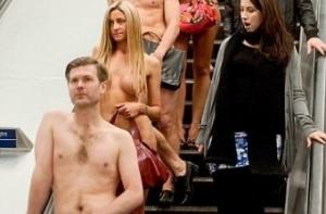 Офисные работники проехались в метро голыми ради рекламы