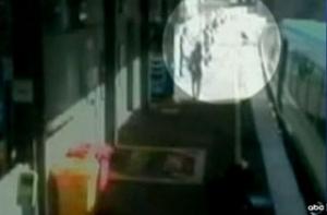 В Австралии ребенок чудом выжил, скатившись в коляске прямо под колеса поезда (ВИДЕО)