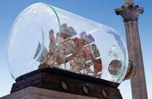 На Трафальгарской площади появился корабль в бутылке