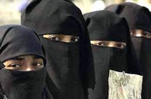 Француженка сорвала с мусульманки паранджу