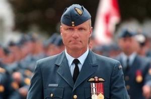 Личный пилот королевы Елизаветы воровал женские трусы