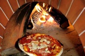 Неапольские пиццерии уличили в топке печей гробами