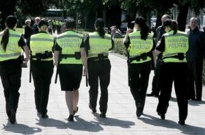 Турист показал блондинкам свои половые органы