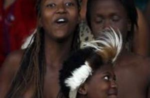 Футбольным фанаткам запретили раздеваться