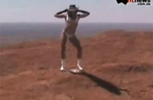 Cтриптизерша оскорбила аборигенов танцем на священной горе