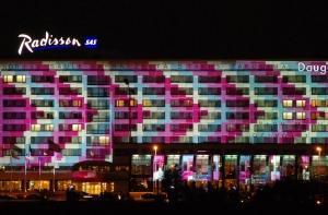 Освещение в Риге включают через час после заката