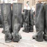 Лидер Visu Latvijai! подарил Алдермане старый советский сапог