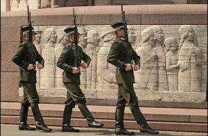 Из-за жары снят почетный караул у памятника Свободы