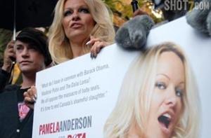 Памела Андерсон призвала Путина запретить импорт меха тюленей (ВИДЕО)