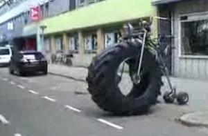 Велосипед из трактора стал хитом на Youtube (ВИДЕО)