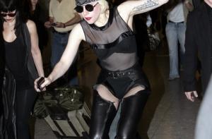 Леди Гага упала в лондонском аэропорту