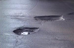 Ямы на дорогах «калечат» автомобили