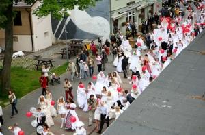 На Йомас прошел парад невест