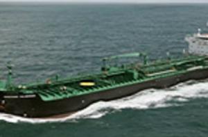 В Индии режут на металлолом токсичный латвийский танкер