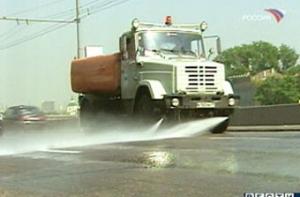 В Москве от жары начал плавиться асфальт