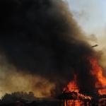 Туристы спасаются от лесного пожара во Франции