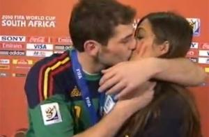 Касильяс поцеловал репортера в прямом эфире (ВИДЕО)